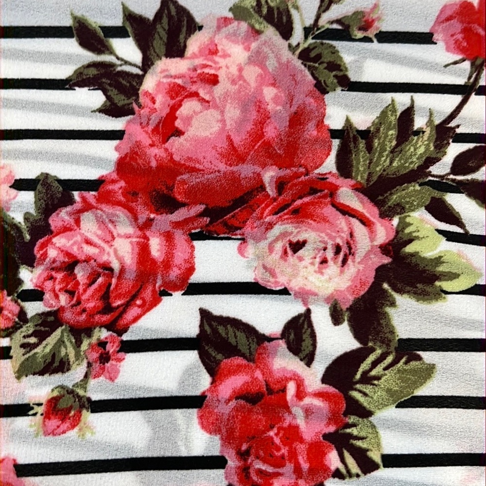 Justify Womens blouse , size XL , black stripes with pink/mauve roses - Picture 4 of 8